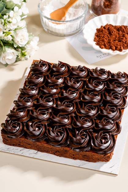 Czekoladowe brownie to kwadratowe lub prostokątne wypieki czekoladowe