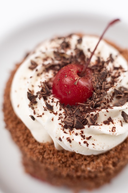 Czekoladowe brownie z czerwoną wiśnią na wierzchu