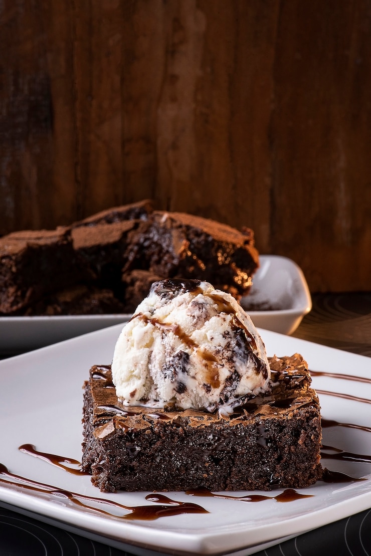 Zdjęcie czekoladowe brownie z lodami na talerzu