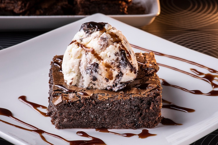 Zdjęcie czekoladowe brownie z lodami na talerzu