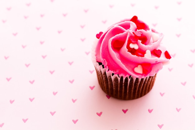Czekoladowe ciastko z różowym lukrem udekorowane na Walentynki.