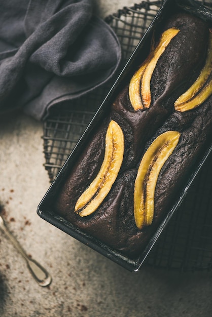 Czekoladowe ciasto bananowe z cynamonem w blasze do pieczenia kompozycja pionowa