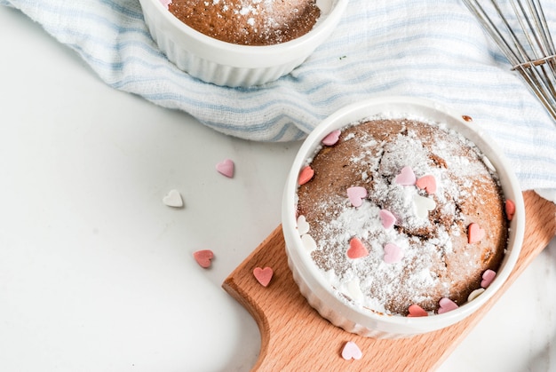 Czekoladowe ciasto lub brownie z walentynką z cukrem pudrem i posypką w kształcie serca