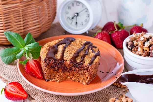 Zdjęcie czekoladowe ciasto marchewkowe z truskawką, zdrowa żywność