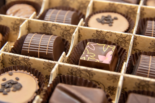 Czekoladowe cukierki w otwartym pudełku Czekoladowe cukierki zbliżenie Różne czekoladowe słodycze