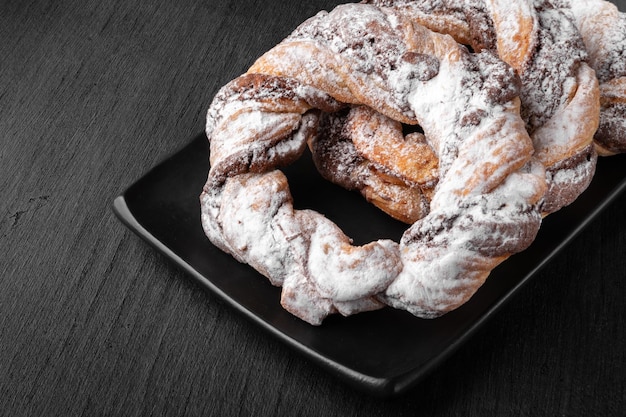 Czekoladowe krążki do ciastek posypane cukrem pudrem