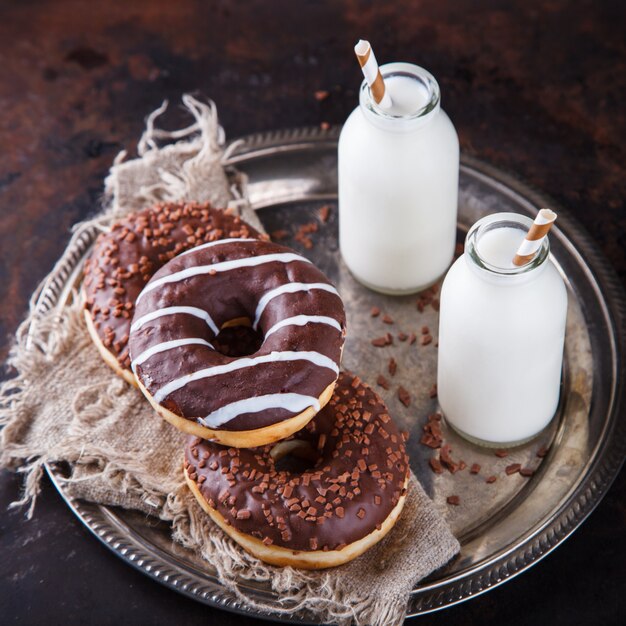 Czekoladowe pączki z mlekiem