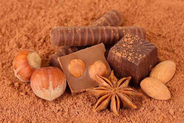 Czekoladowi cukierki z kakao na brązowym tle