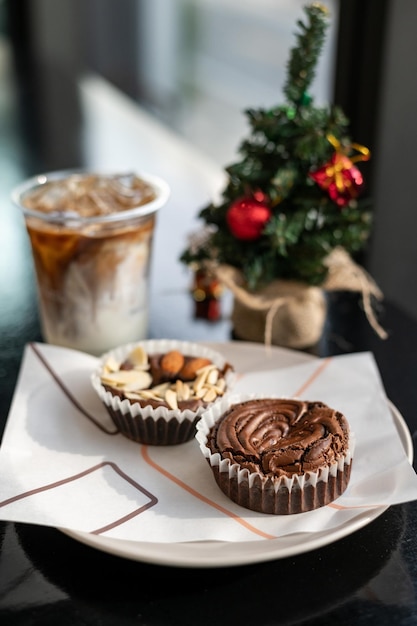 Czekoladowy brownie na białym naczyniu