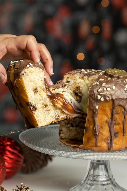 Czekoladowy Panettone Z Lukrem I Nadzieniem, Udekorowany Na Boże Narodzenie