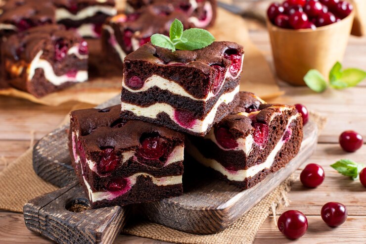 Zdjęcie czekoladowy sernik przekładany brownie i ciemnymi wiśniami czekoladowe ciasto wiśniowe kawałki ciasta czekoladowego tradycyjna kuchnia amerykańska