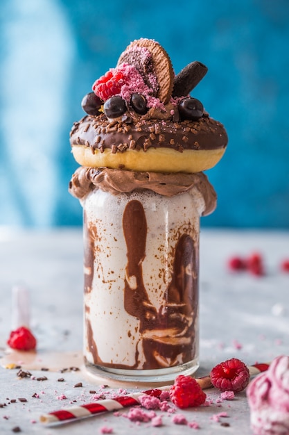 Czekoladowy Szalony Freakshake Ze Słodyczami