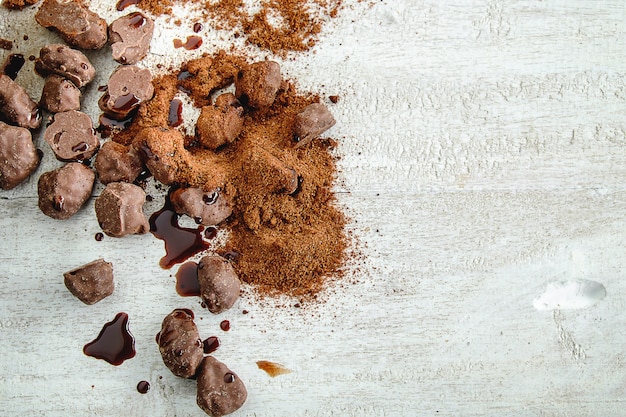 Zdjęcie czekoladowy tło i czekoladowy proszek