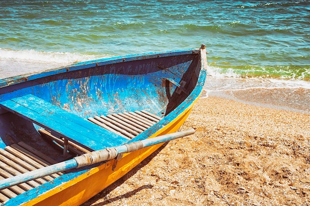 Czerep stara łódź na plaży.