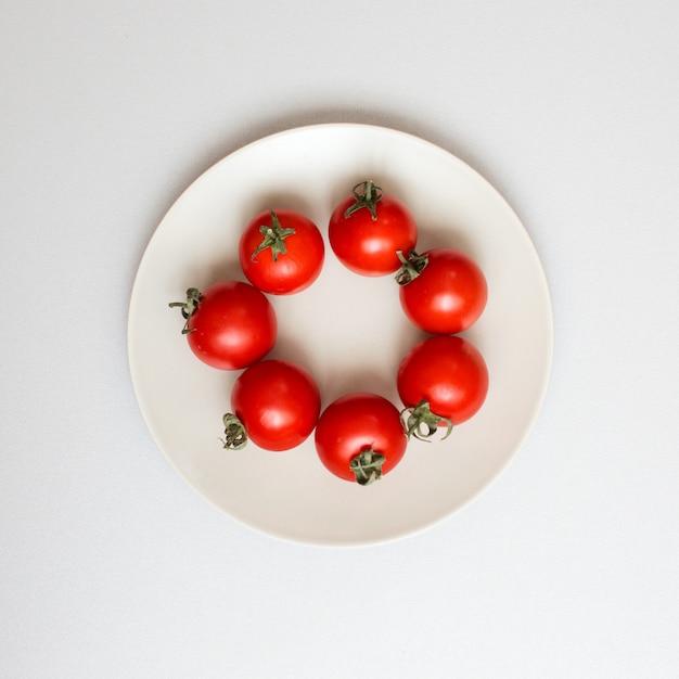 Czereśniowi pomidory na białym talerzu