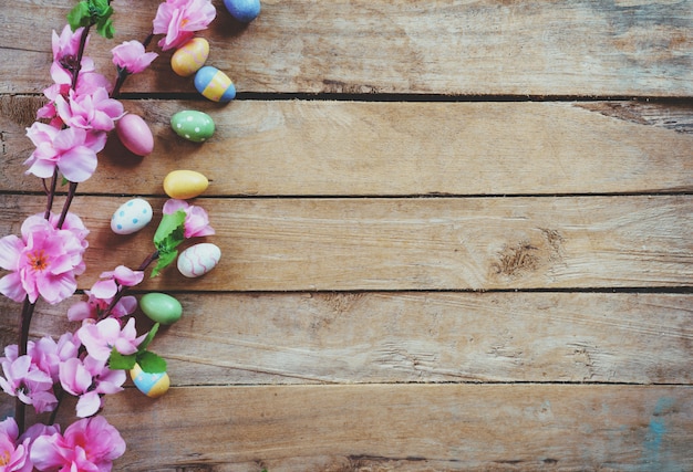 Czereśniowy okwitnięcie Sztuczni kwiaty i Easter jajko na rocznika drewnianym tle z kopii przestrzenią.