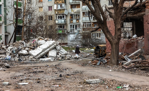 CZERNIHÓW UKRAINA 05.04.2022 Wojna na Ukrainie Chaos i zniszczone domy na ulicach Czernihowa w wyniku ataku rosyjskich najeźdźców na spokojne miasto