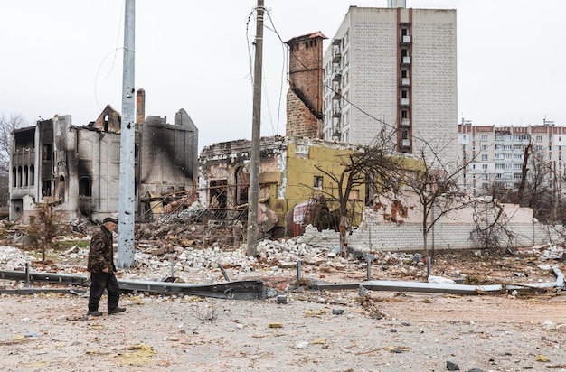 CZERNIHÓW UKRAINA 05.04.2022 Wojna na Ukrainie Chaos i zniszczone domy na ulicach Czernihowa w wyniku ataku rosyjskich najeźdźców na spokojne miasto
