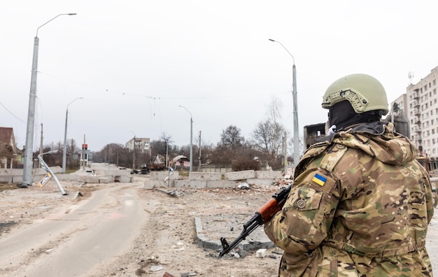 CZERNIHÓW UKRAINA 05.04.2022 Wojna na Ukrainie Zniszczone domy w Czernihowie w wyniku ataku rosyjskich najeźdźców na spokojne miasto Ukraiński patrol wojskowy na miasto