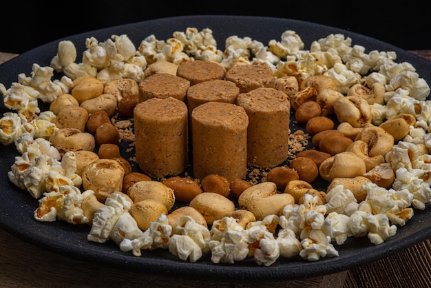 Czerwiec party Cukierki orzechowe popcorn orzeszki ziemne i pacoca na rustykalnym drewnianym tle