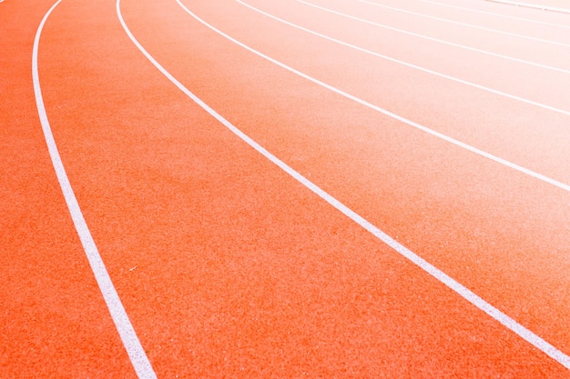 Czerwona bieżnia na stadionie