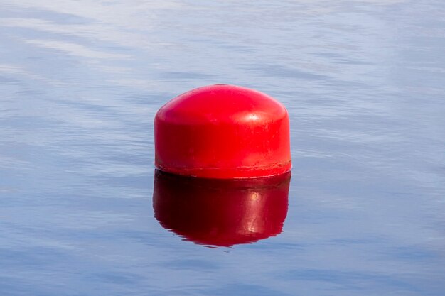 Czerwona Boja Na Wodzie. Ogrodzenie Na Wodzie. Zdjęcie Wysokiej Jakości
