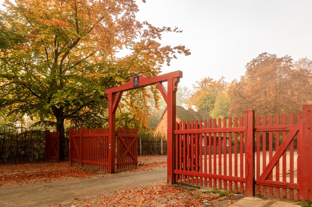 Czerwona brama do Jaegersborg Dyrehave. Ta brama znajduje się obok stacji Klampenborg. Kolory jesieni