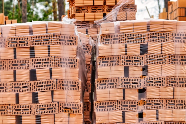 Czerwona cegła ceramiczna na budowie Keramoblock Pustak Budowa budynku z czerwonej cegły Zbliżenie Materiał do budowy ścian i ścianek działowych