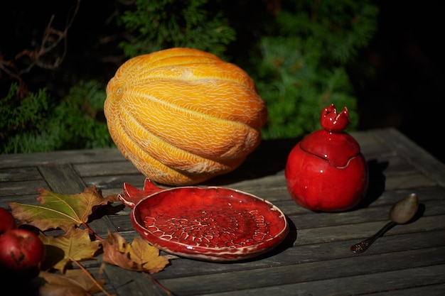 Czerwona Ceramika Ręcznie Robiona W Kształcie Granatu