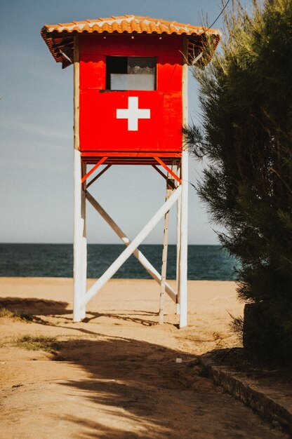 Zdjęcie czerwona chata na plaży na tle nieba