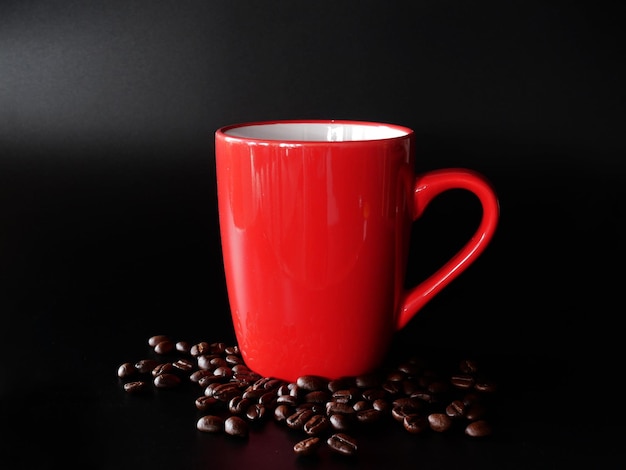 czerwona filiżanka kawy na tle z ziaren kawy