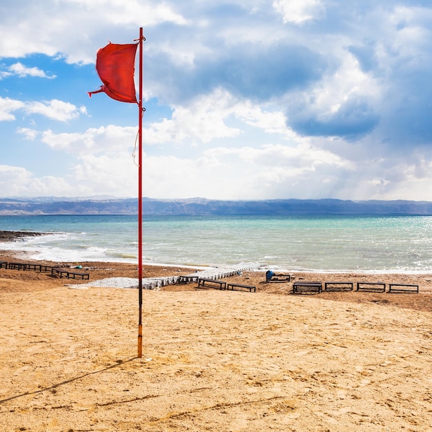 Czerwona Flaga Na Plaży Nad Morzem Martwym W Sezonie Zimowym