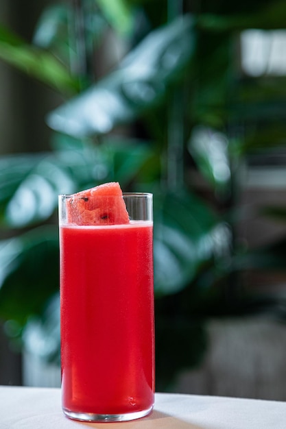Zdjęcie czerwona herbata owocowa lub zimny napój arbuzowy czerwony słodki zimny napój szklany na różowym tle