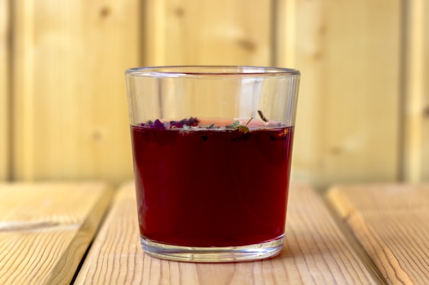 Zdjęcie czerwona herbata z hibiskusa w szklanej filiżance