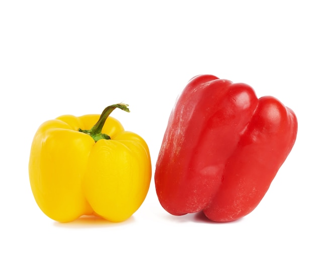Czerwona i żółta papryka słodka na białym tle, kilka przydatnych warzyw, z bliska