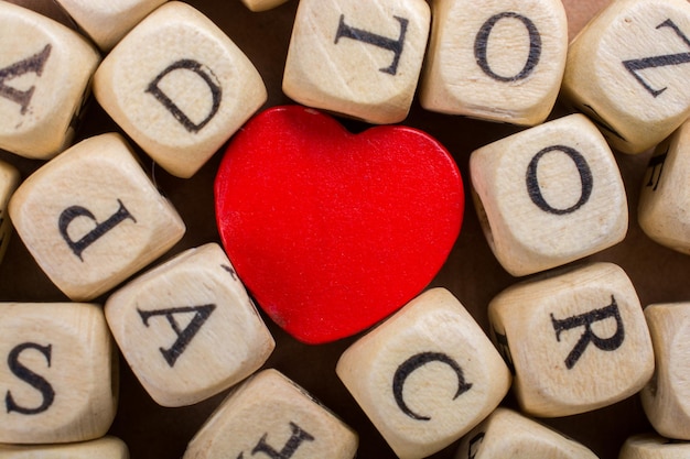 Czerwona ikona miłości i kostki listowe wykonane z drewna