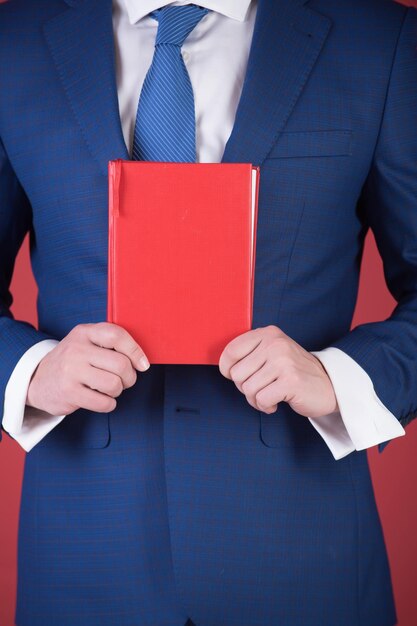Czerwona Książka Do Czytania W Ręku Młodego Mężczyzny Lub Biznesmena