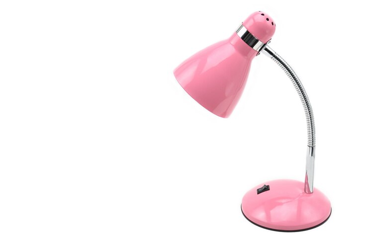 Zdjęcie czerwona lampa stołowa z żarówką na na białym tle