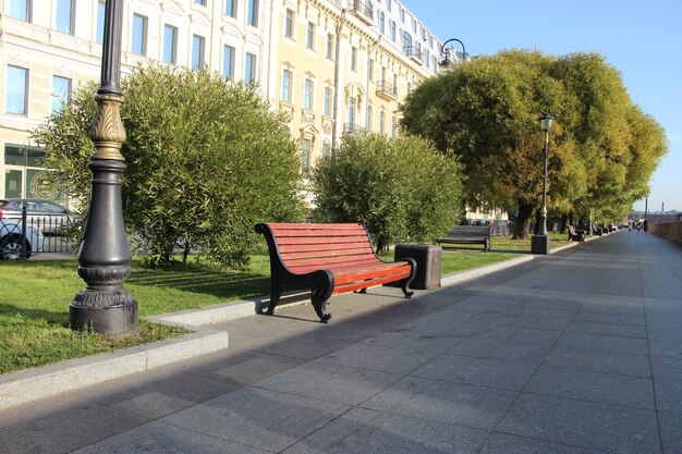 Czerwona ławka na promenadzie