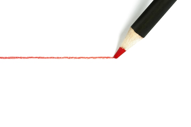 Czerwona linia rysunek ołówkiem na białym papierze na białym tle