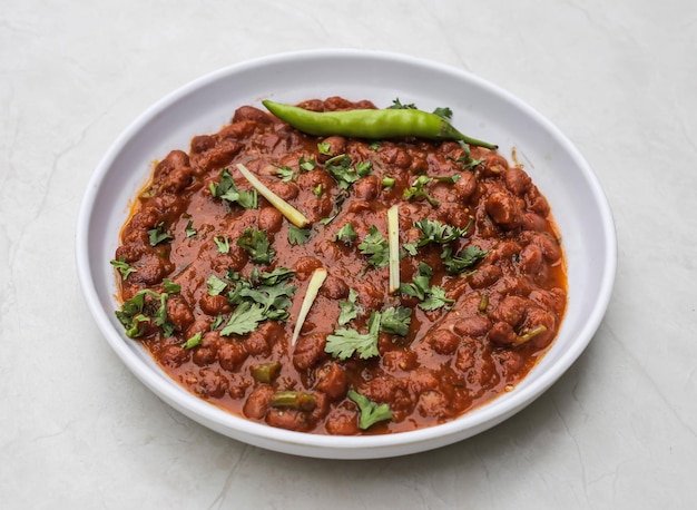 Czerwona lobiya podawana w talerzu izolowanym na blacie stołu indyjskiego i pakistańskiego pikantnego jedzenia