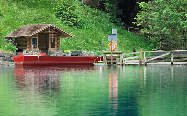 Czerwona łódź na jeziorze Blausee