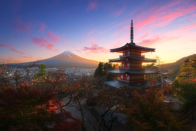 Czerwona pagoda Chureito i góra Fuji o zachodzie słońca