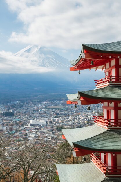 Czerwona pagoda z Halnym Fuji Japonia