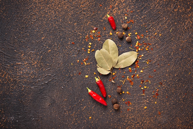 Czerwona papryczka chilli i liść laurowy