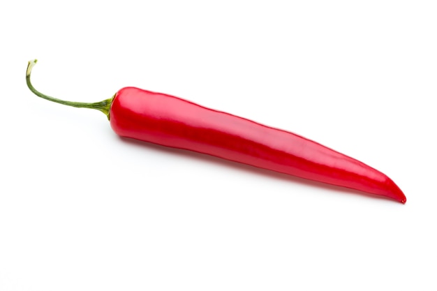 Czerwona papryka chili na białym tle na białym tle.