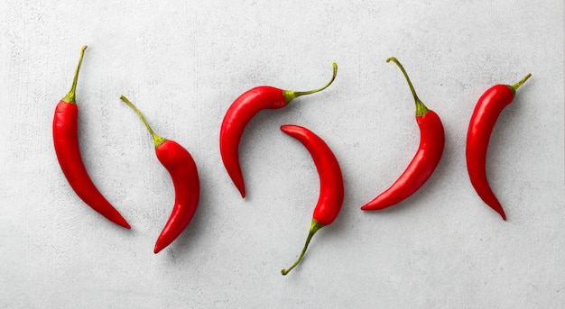 czerwona papryka chili na białym tle