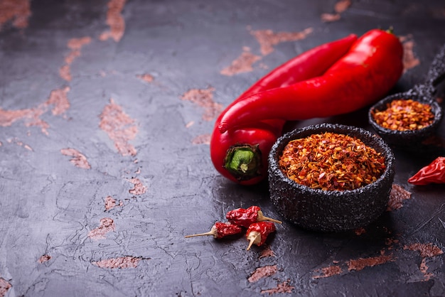 Czerwona papryka chili na starym tle zardzewiały