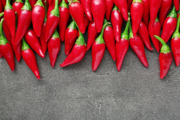 Czerwona papryka chili na stole