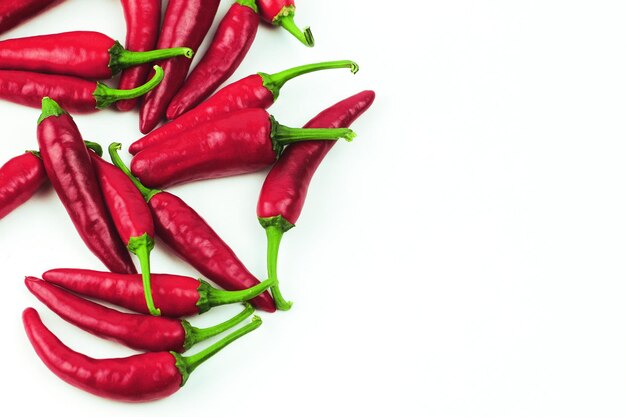 Zdjęcie czerwona papryka chili samodzielnie na białym tle stos gorącej papryki